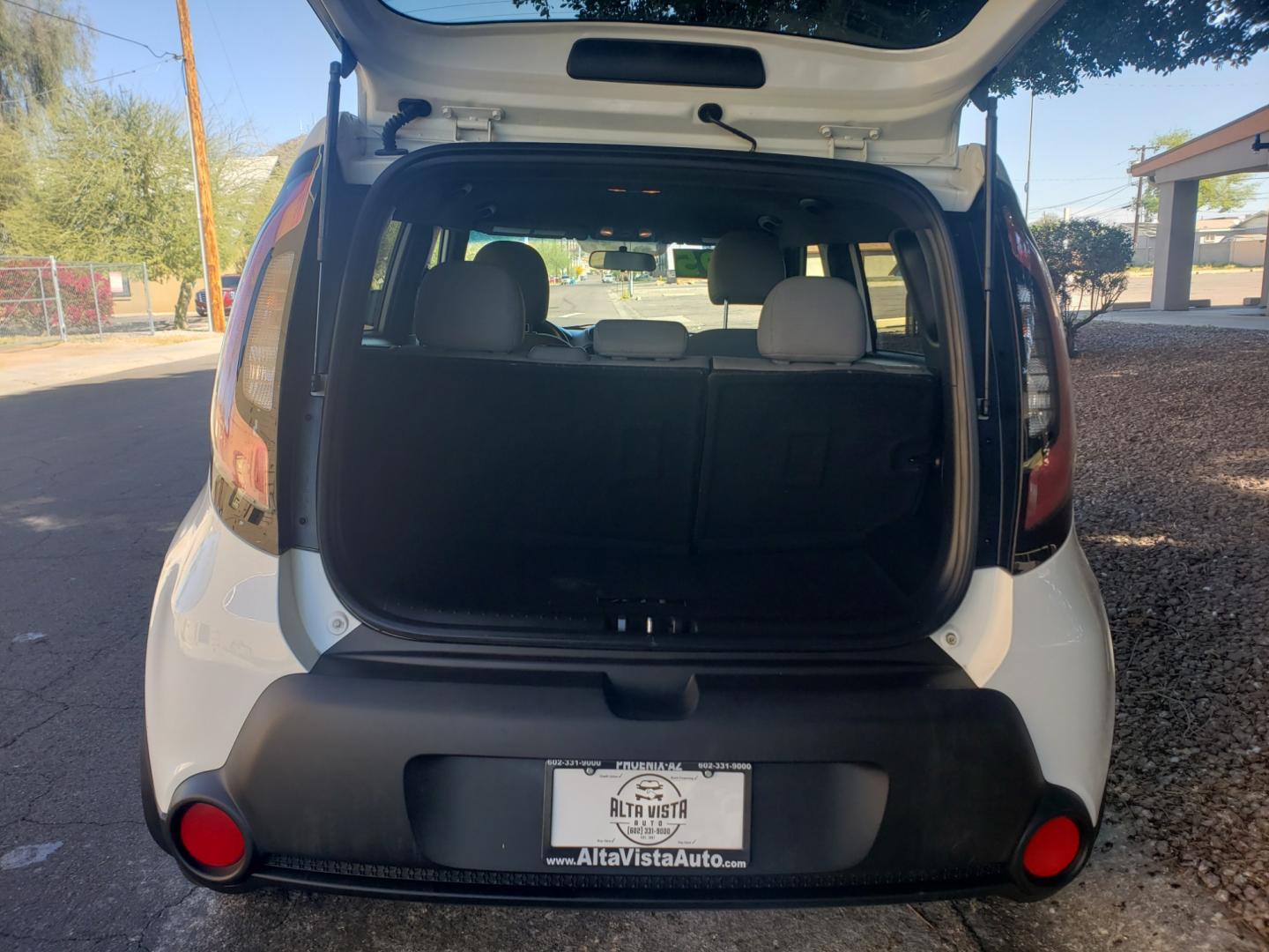 2015 WHITE /gray and black Kia Soul base (KNDJN2A27F7) with an 1.6L L4 DOHC 16V engine, 5-Speed Automatic transmission, located at 323 E Dunlap Ave., Phoenix, AZ, 85020, (602) 331-9000, 33.567677, -112.069000 - Photo#17